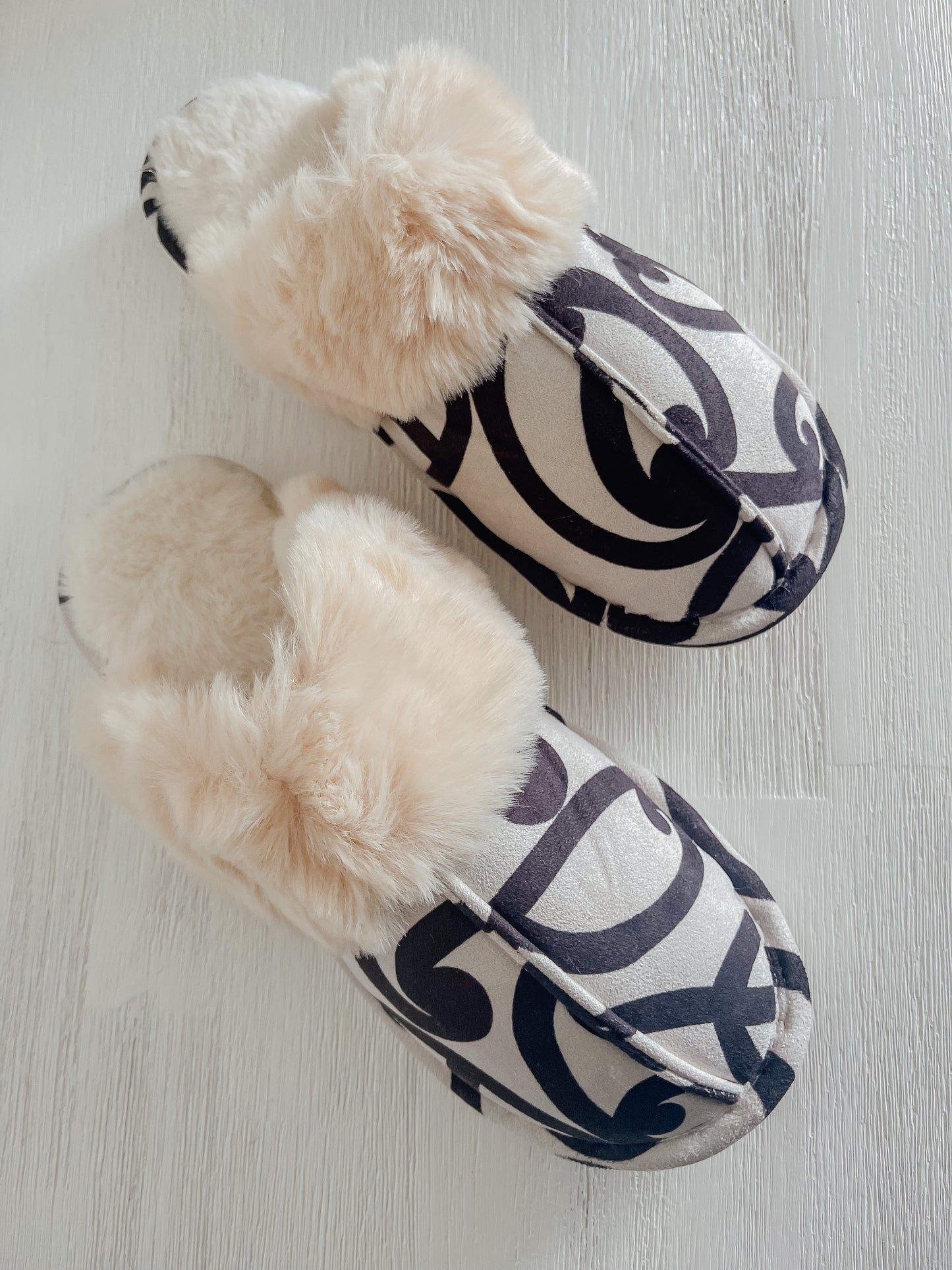 Slippers - (White - Maori Design)
