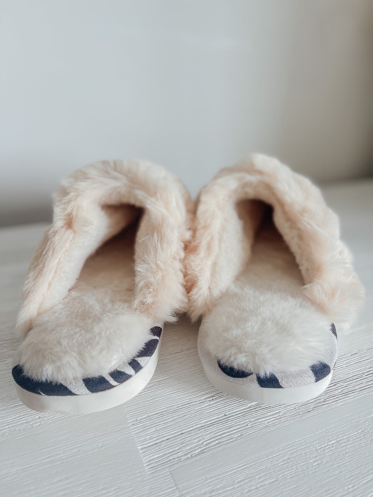 Slippers - (White - Maori Design)