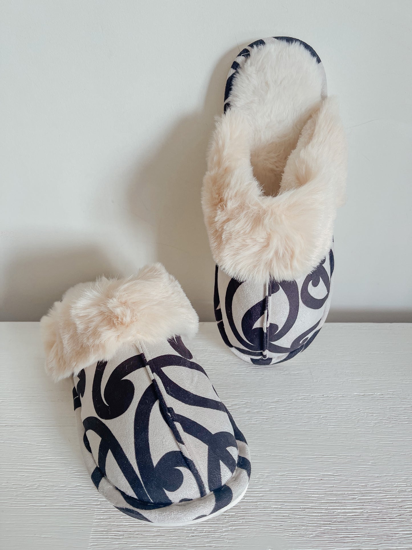 Slippers - (White - Maori Design)